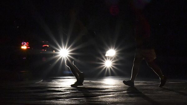 Люди переходят улицу на фоне света фар автомобиля. Архивное фото - Sputnik Кыргызстан