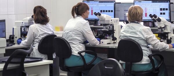 Сотрудницы в лаборатории. Архивное фото - Sputnik Кыргызстан