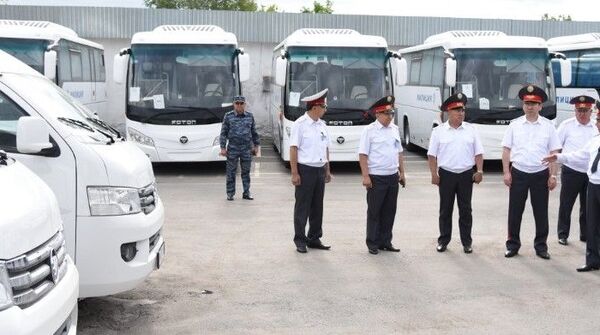 Из Китая прибыли автобусы, микроавтобусы, внедорожники и бронированные полицейские авто. - Sputnik Кыргызстан