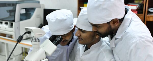 Студенты на занятиях в лаборатории медицинской академии. Архивное фото - Sputnik Кыргызстан