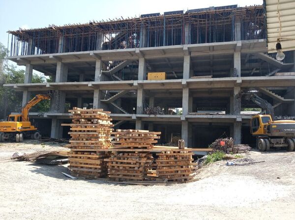 1 млн. доллар кеткен. Ошто курулуп жаткан көп кабаттуу үй түрттүрүлүп жатат. Видео - Sputnik Кыргызстан