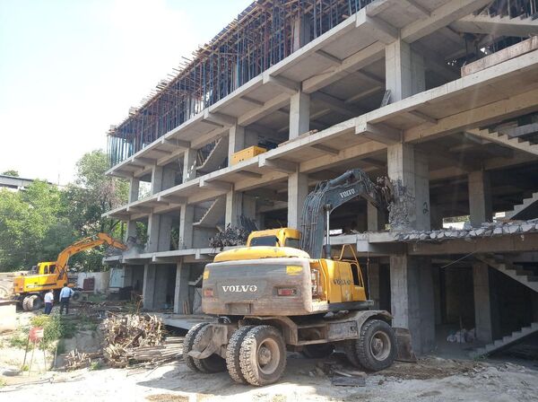 1 млн. доллар кеткен. Ошто курулуп жаткан көп кабаттуу үй түрттүрүлүп жатат. Видео - Sputnik Кыргызстан