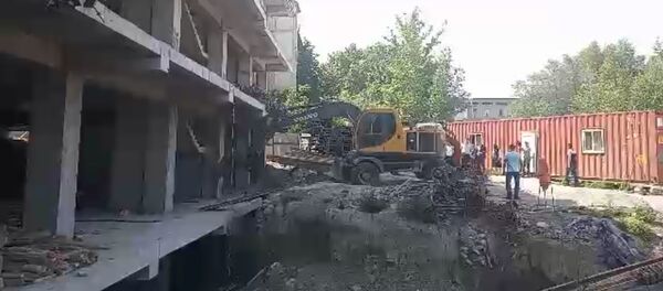 Как в Оше сносят строящийся многоэтажный дом — видео - Sputnik Кыргызстан