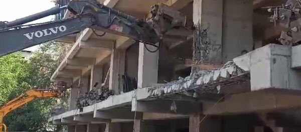 1 млн. доллар кеткен. Ошто курулуп жаткан көп кабаттуу үй түрттүрүлүп жатат. Видео - Sputnik Кыргызстан