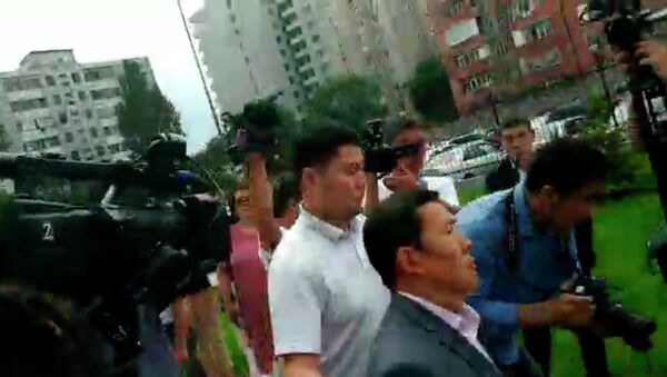 Такое редко увидишь. Журналисты окружили Манаса Арабаева после суда — видео - Sputnik Кыргызстан