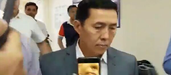 Женщина ударила Манаса Арабаева сумкой по голове, тот отшатнулся — видео - Sputnik Кыргызстан