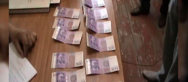 Как работников суда задержали в Оше со взяткой — видео МВД - Sputnik Кыргызстан