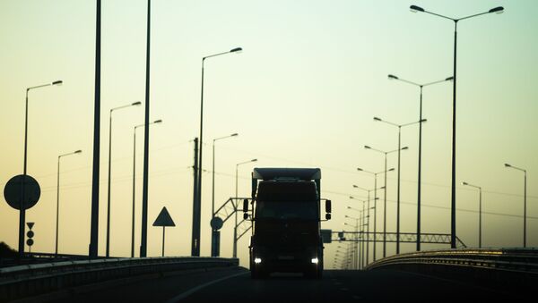 Грузовая машина едет по дороге. Архивное фото - Sputnik Кыргызстан