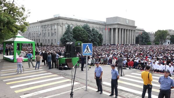 Десятки тысяч верующих совершили намаз в Бишкеке. Видео - Sputnik Кыргызстан
