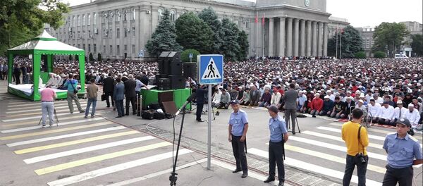 Десятки тысяч верующих совершили намаз в Бишкеке. Видео - Sputnik Кыргызстан