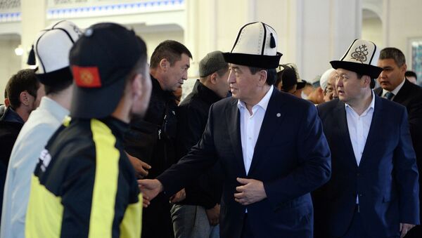 Президент Сооронбай Жээнбеков Орозо айт учурнда борбордук мечитте. Архив - Sputnik Кыргызстан