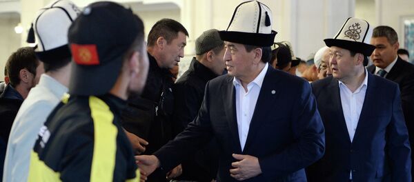 Президент Сооронбай Жээнбеков Орозо айт учурнда борбордук мечитте. Архив - Sputnik Кыргызстан