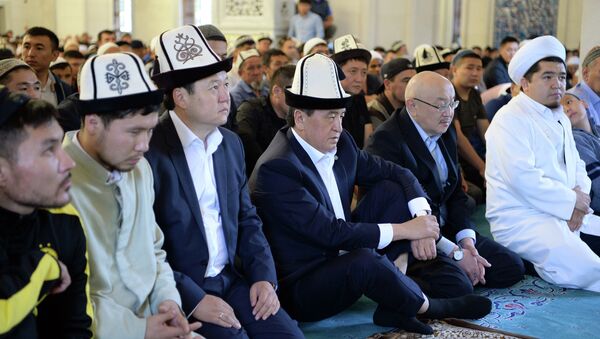 Президент Сооронбай Жээнбеков Орозо айт намазын Бишкек шаарынын борбордук мечитине барып окуду - Sputnik Кыргызстан