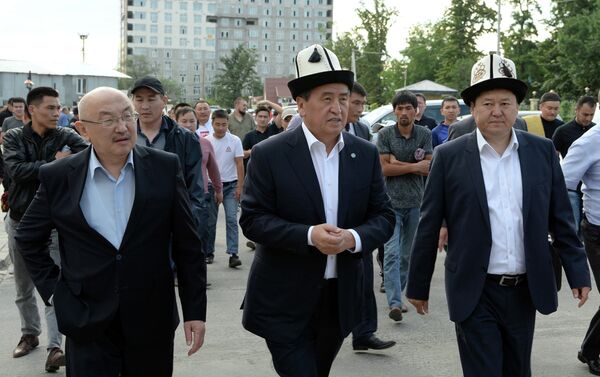 Президент Сооронбай Жээнбеков Орозо айт намазын Бишкек шаарынын борбордук мечитине барып окуду - Sputnik Кыргызстан