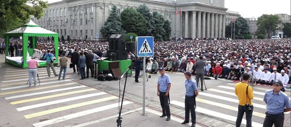 Бишкекте он миңдеген адам майрамдык намазга жыгылды - Sputnik Кыргызстан