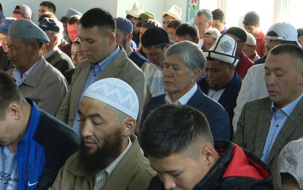 Экс-президент КР Алмазбек Атамбаев сегодня, 5 июня, традиционно принял участие в праздничном Айт-намазе в мечети села Арашан Аламудунского района - Sputnik Кыргызстан