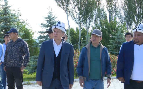 Как сообщает пресс-служба Атамбаева, после Айт-намаза он посетил мемориальный комплекс Ата-Бейит. - Sputnik Кыргызстан