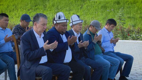 Экс-президент Кыргызстана Алмазбек Атамбаев принял участие в айт-намазе в cеле Арашан и посетил Ата-Бейит - Sputnik Кыргызстан