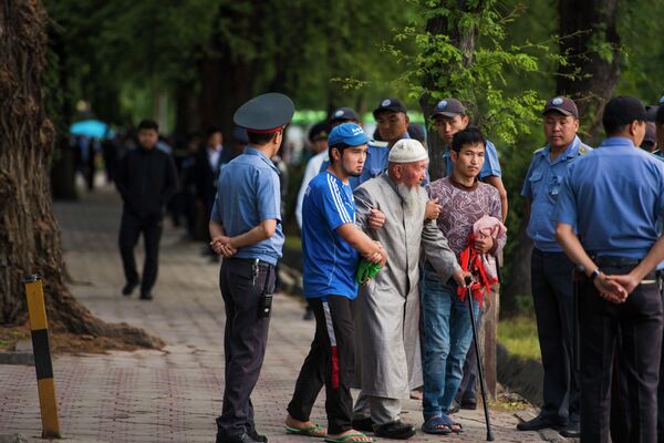 Милиция кызматкерлери коомдук тартипке көз салышты - Sputnik Кыргызстан
