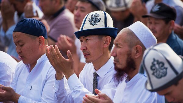 Люди во время молитвы на площади в Бишкеке. Архивное фото - Sputnik Кыргызстан