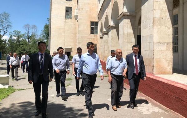 Накануне, 4 июня, мэр Азиз Суракматов совершил выезд на ипподром Ак-Кула и в парки - Sputnik Кыргызстан