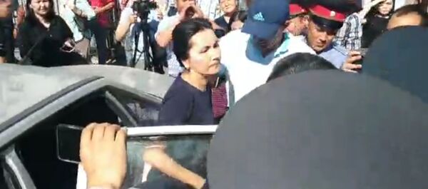 Аиду Салянову привезли в суд. Сторонники кричали акталсын — видео - Sputnik Кыргызстан