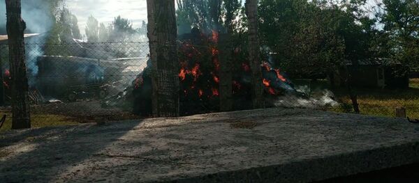 Одна из сторон конфликта в Ороке подожгла сеновалы — видео с места - Sputnik Кыргызстан