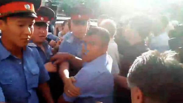 Салянованын камалганын уккан эл чуу көтөрүп милиция менен кагышты. Видео - Sputnik Кыргызстан