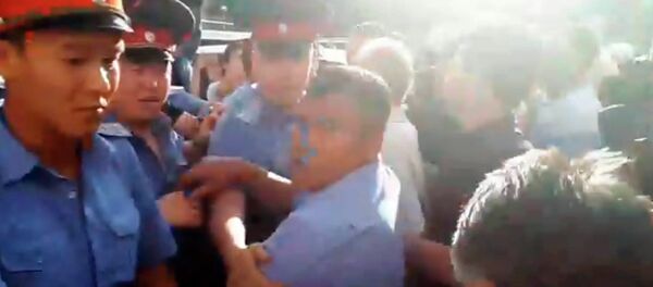 Салянованын камалганын уккан эл чуу көтөрүп милиция менен кагышты. Видео - Sputnik Кыргызстан