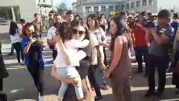 Маленькая дочь Саляновой плакала, когда маму увозили в СИЗО — видео - Sputnik Кыргызстан