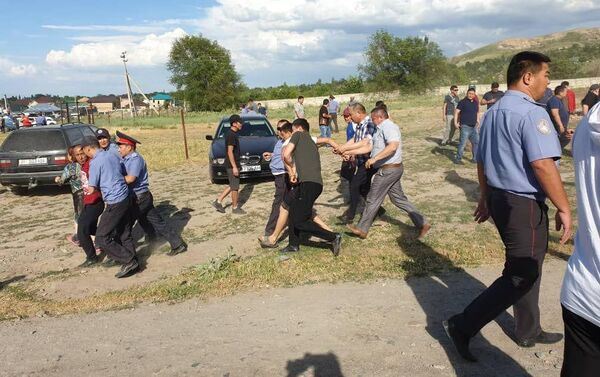 Во время беспорядков в селе Орок Чуйской области правоохранители задержали 25-30 человек. - Sputnik Кыргызстан