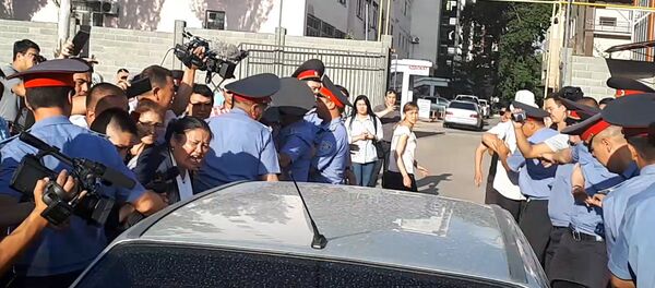 Сторонники Саляновой не пропускали авто и толкали милиционеров — видео - Sputnik Кыргызстан