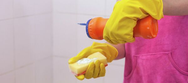 Женщина убирается в ванной комнате. Архивное фото Женщина убирается в ванной комнате. Архивное фото - Sputnik Кыргызстан