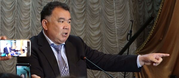 Столду бир чаап туруп кетти! Абдраимовдун журналисттерге жасаган жоругу видеодо - Sputnik Кыргызстан