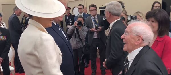 Ветеран флиртовал с Меланьей Трамп на глазах мужа — его реакция. Видео - Sputnik Кыргызстан