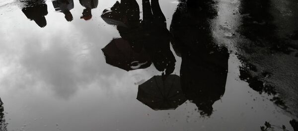 Люди с зонтами во время дождя. Архивное фото Люди с зонтами во время дождя. Архивное фото - Sputnik Кыргызстан