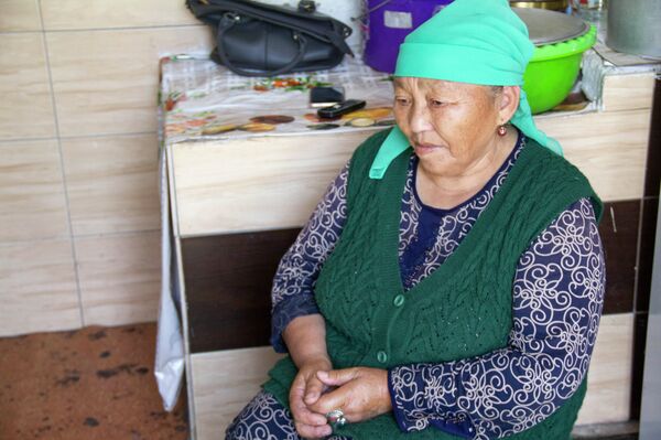 Эки келини тең төрөттөн каза болгон Айымбүбү апа: төрт неберем менин колумда - Sputnik Кыргызстан