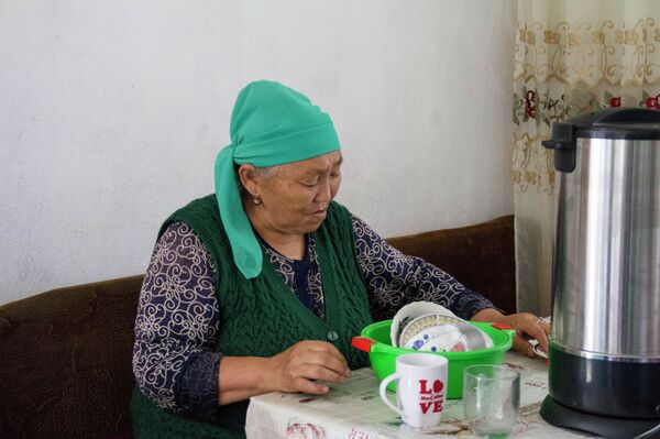 Эки келини тең төрөттөн каза болгон Айымбүбү апа: төрт неберем менин колумда - Sputnik Кыргызстан