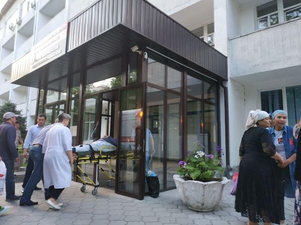 Бир ооруканадагы Текебаев менен Салянова, абалы оор Рысалиев. Камактагы саясатчылар Бир ооруканадагы Текебаев менен Салянова, абалы оор Рысалиев. Камактагы саясатчылар - Sputnik Кыргызстан