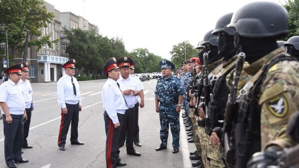 На старой площади Бишкека прошел гарнизонный развод столичной милиции - Sputnik Кыргызстан