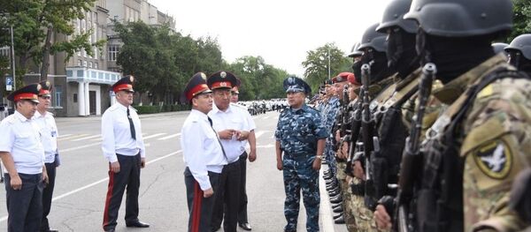 На старой площади Бишкека прошел гарнизонный развод столичной милиции - Sputnik Кыргызстан