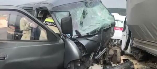 Кыргызстанец попал в ДТП в Крыму — микроавтобус столкнулся с ГАЗелью. Видео - Sputnik Кыргызстан