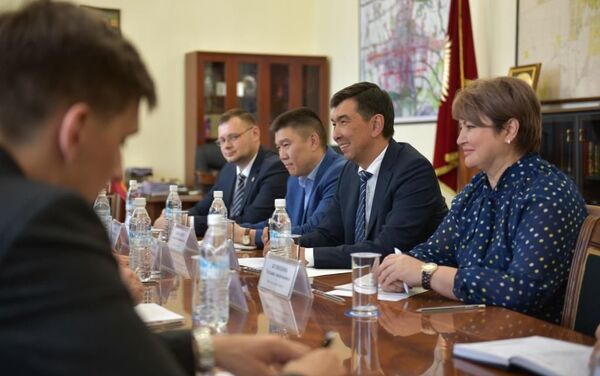 Они обсудили сотрудничество в торгово-экономической и культурно-гуманитарной сфере - Sputnik Кыргызстан
