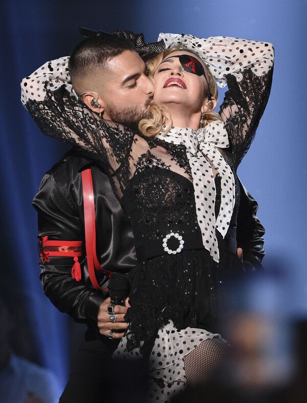 Певица Мадонна во время выступления на Billboard Music Awards - Sputnik Кыргызстан