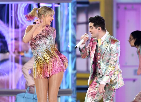 Певица Тейлор Свифт и певец Брендон Ури во время выступления на 2019 Billboard Music Awards - Sputnik Кыргызстан