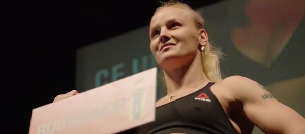 Шевченко весит меньше соперницы — видео с церемонии взвешивания - Sputnik Кыргызстан