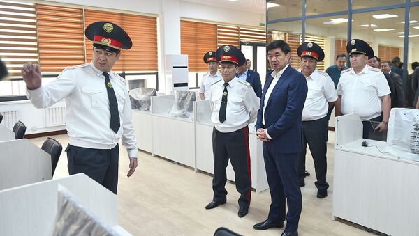 Премьер-министр Кыргызстана Мухаммедкалый Абылгазиев проинспектировал подготовку Цифровизированного командного центра Министерства внутренних дел - Sputnik Кыргызстан