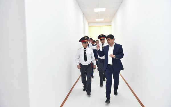 Премьер-министр Кыргызстана Мухаммедкалый Абылгазиев проинспектировал подготовку Цифровизированного командного центра Министерства внутренних дел - Sputnik Кыргызстан
