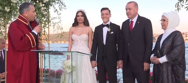 Эрдоган стал свидетелем на свадьбе игрока Арсенала и Мисс Турция. Видео - Sputnik Кыргызстан