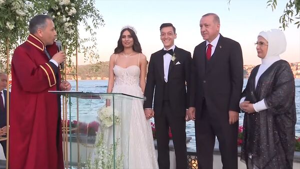 Эрдоган стал свидетелем на свадьбе игрока Арсенала и Мисс Турция. Видео - Sputnik Кыргызстан